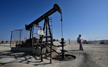 النفط يتراجع بنحو 3% عند التسوية ويحقق خسائر أسبوعية للمرة الثانية على التوالي