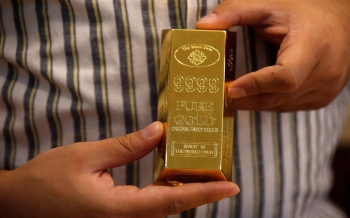 gold-falls-on-dollar-strength-as-hopes-for-big-rate-cut-fade-2024-10-07