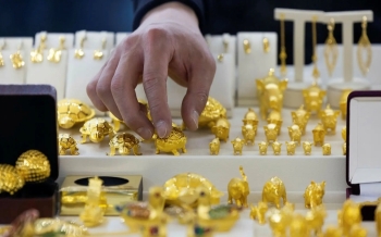 gold-rises-more-than-1-on-weaker-dollar-2025-03-03